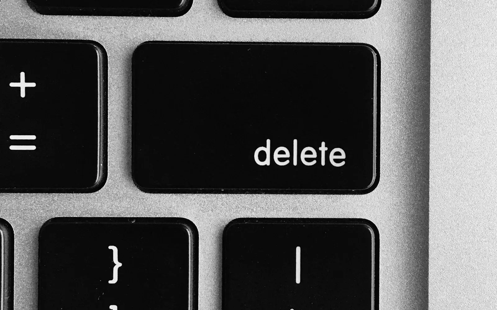 Nahaufnahme der Delete-Taste auf einer silbernen Laptop-Tastatur