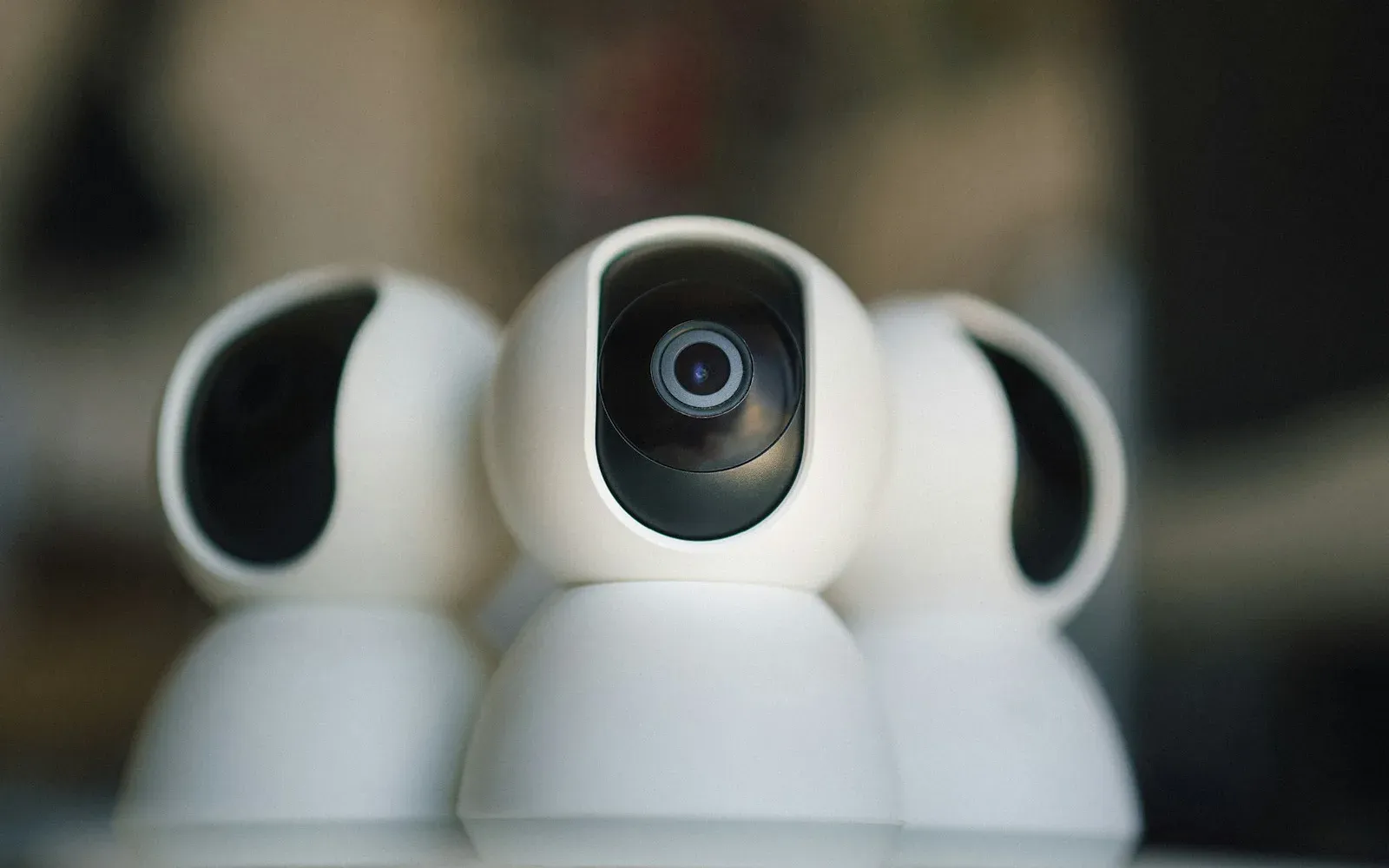 Drei weiße Webcams nebeneinander auf einem Tisch – Chatroulette Alternative im Vergleich