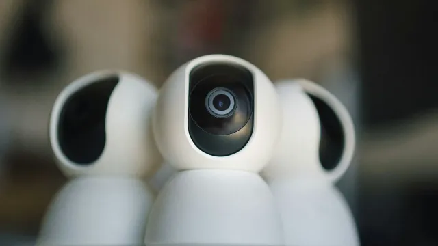 Drei weiße Webcams nebeneinander auf einem Tisch – Chatroulette Alternative im Vergleich
